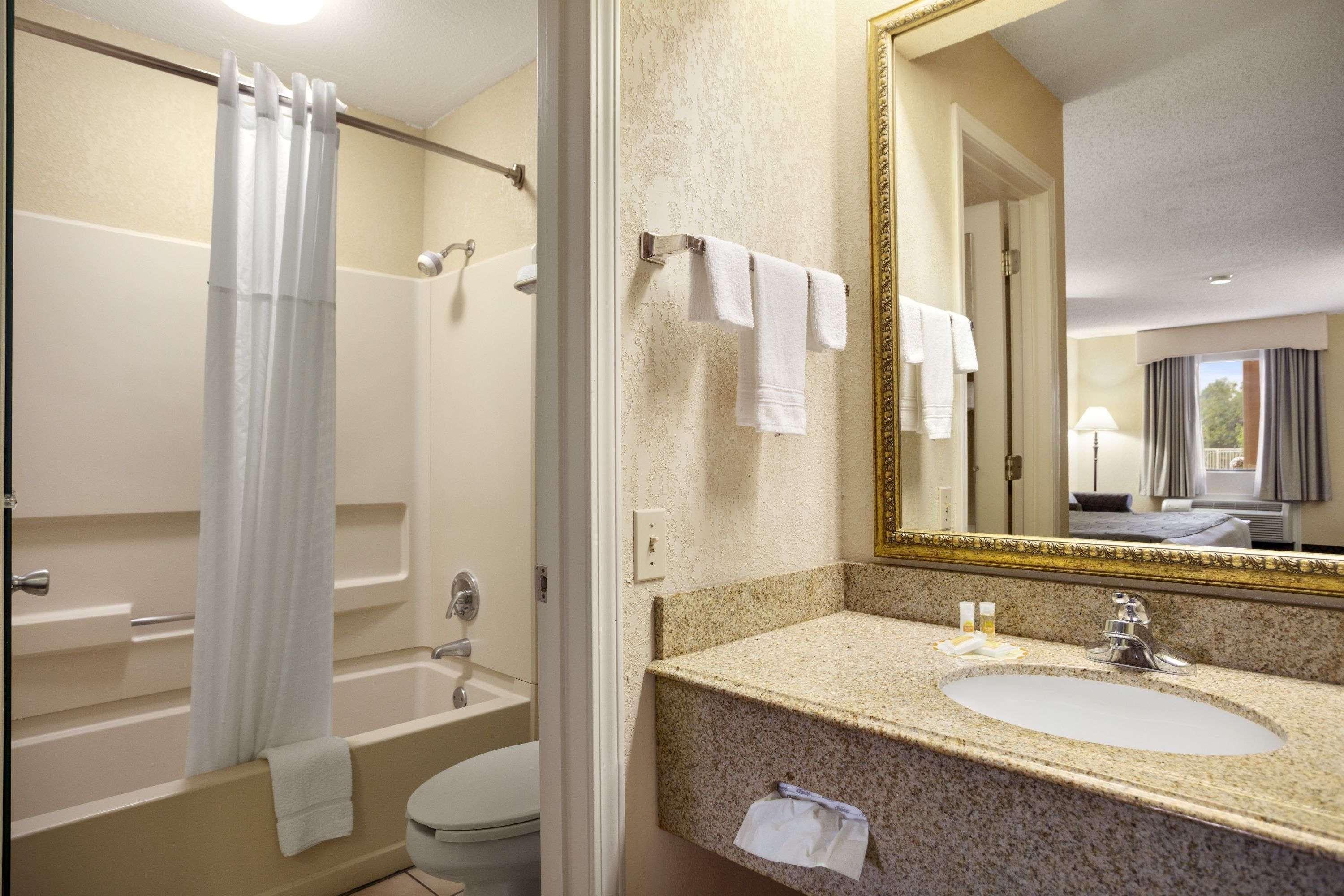 Days Inn & Suites By Wyndham Stuttgart מראה חיצוני תמונה