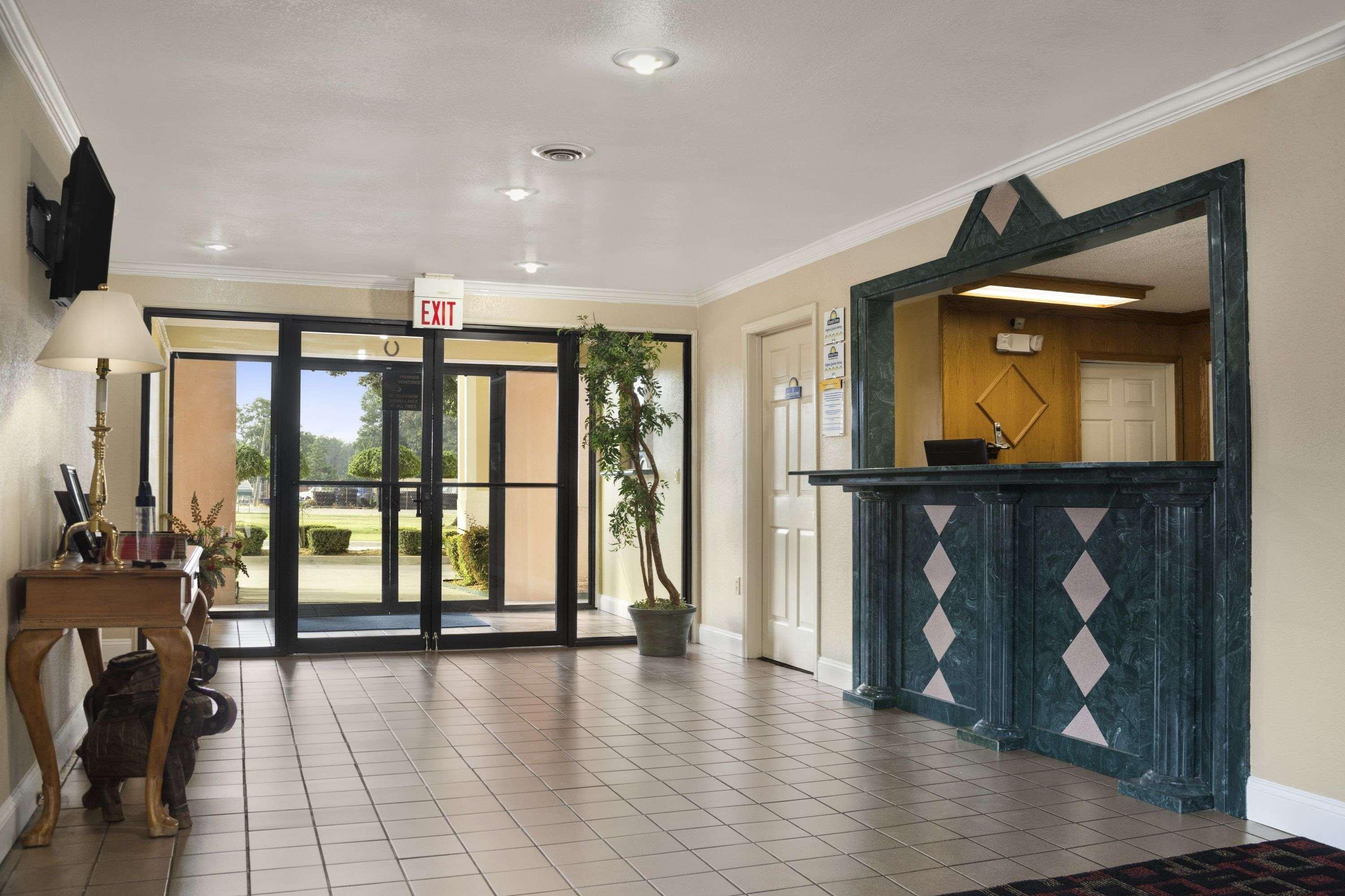 Days Inn & Suites By Wyndham Stuttgart מראה חיצוני תמונה