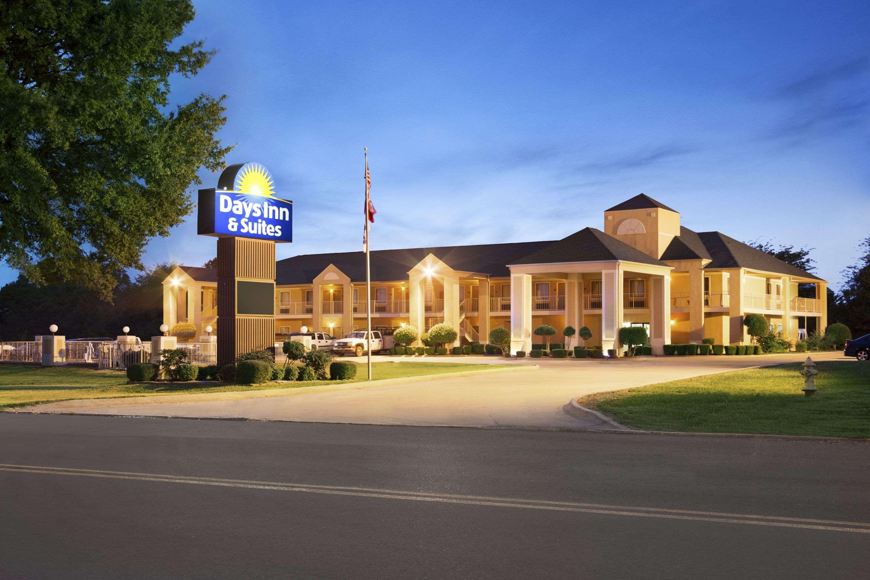 Days Inn & Suites By Wyndham Stuttgart מראה חיצוני תמונה