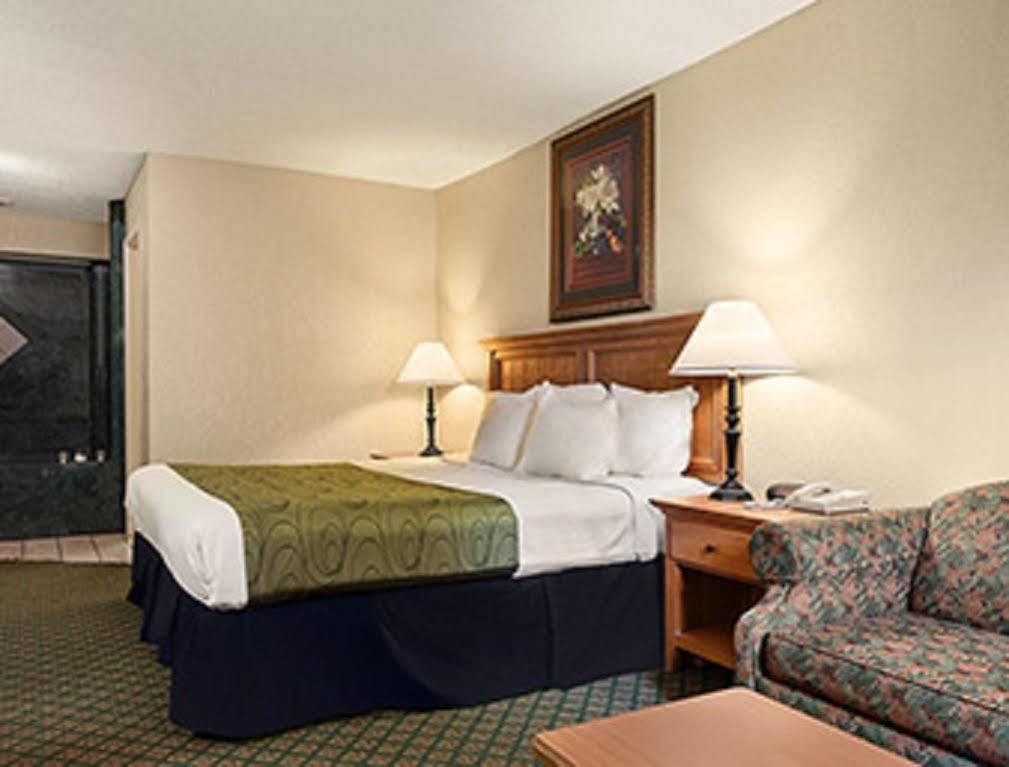 Days Inn & Suites By Wyndham Stuttgart מראה חיצוני תמונה